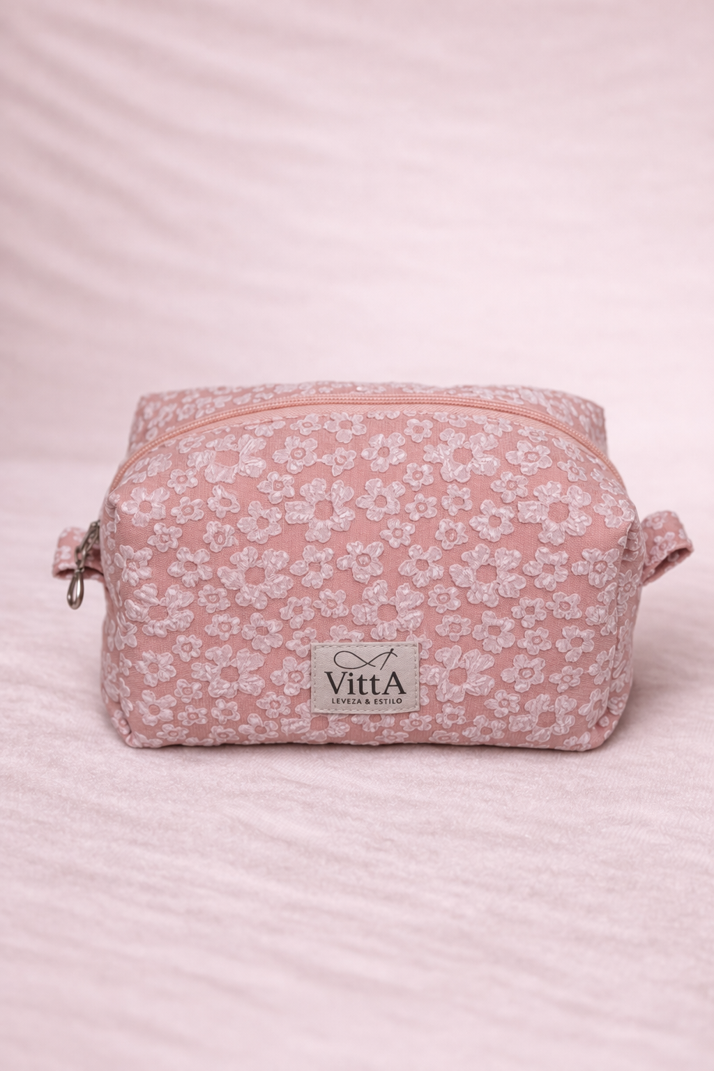 Necessaire rosa com flores brancas