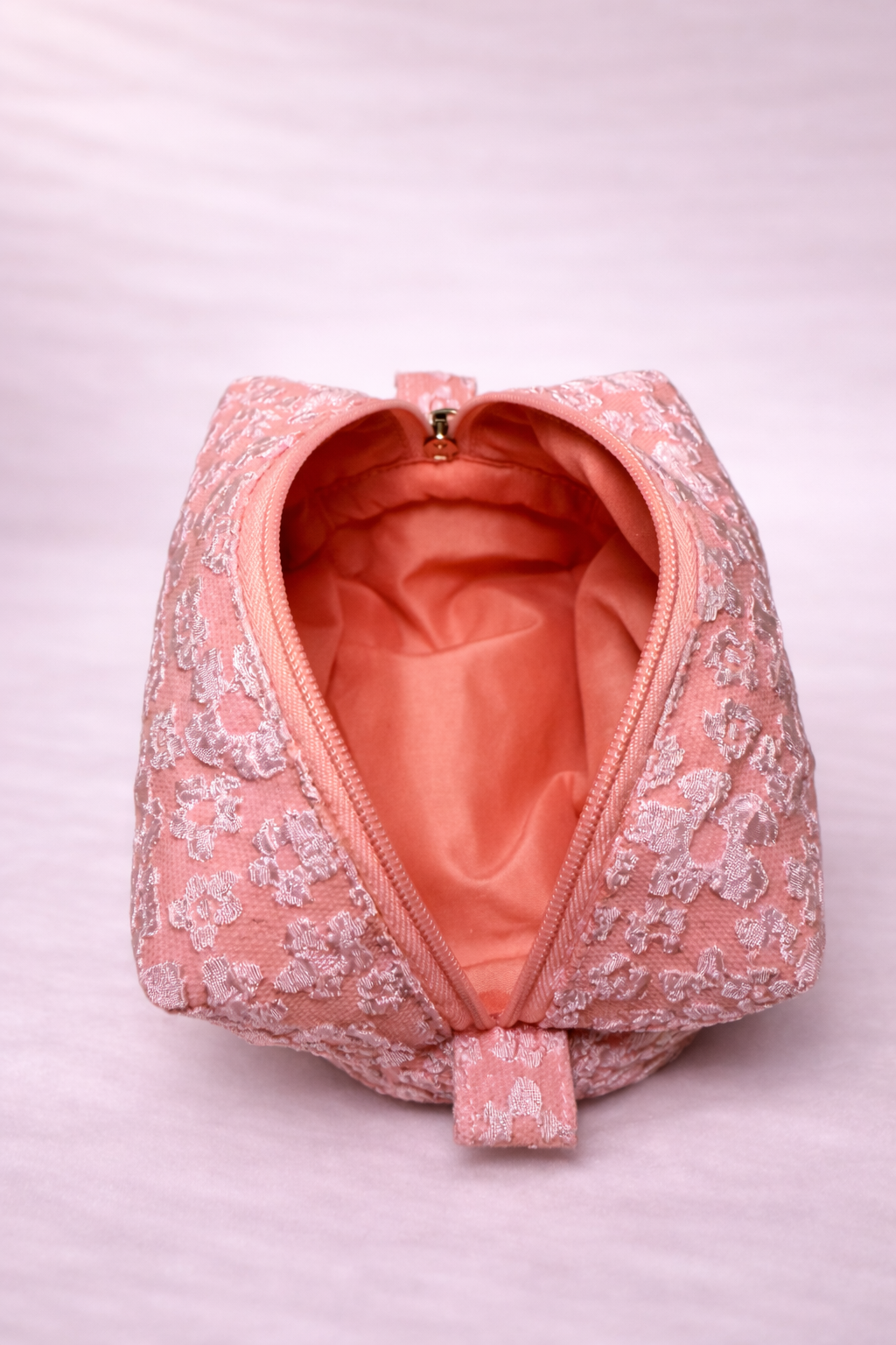 Necessaire rosa com flores brancas