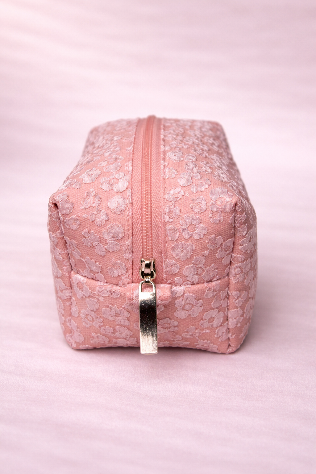 Necessaire rosa com flores brancas