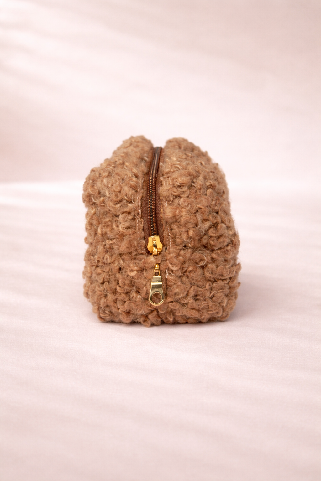 Necessaire pelo encaracolado castanha